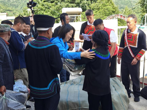 跨越2200公里，这3000多套衣服让凉山“不再凉”